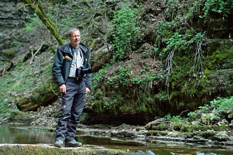 Martin Schwenninger steht in der Wutachschlucht und schaut auf den Fluss