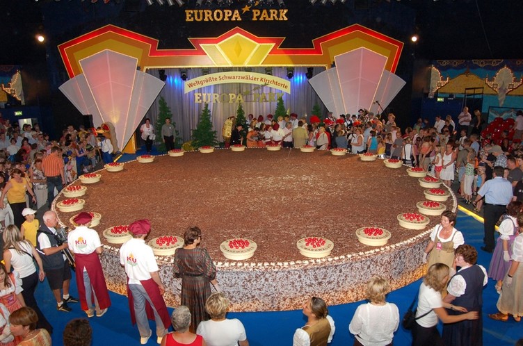 Größte Schwarzwälder Kirschtorte der Welt im Europa-Park – © STG