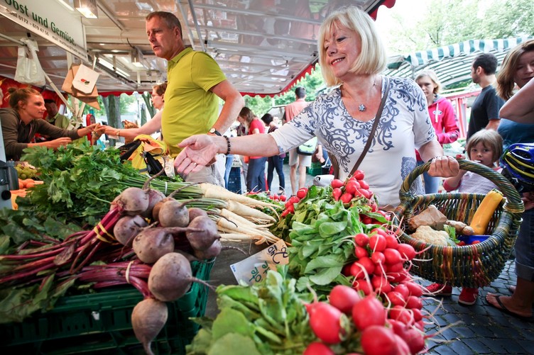Gemüsestand auf dem Wochenmarkt in Karlsruhe