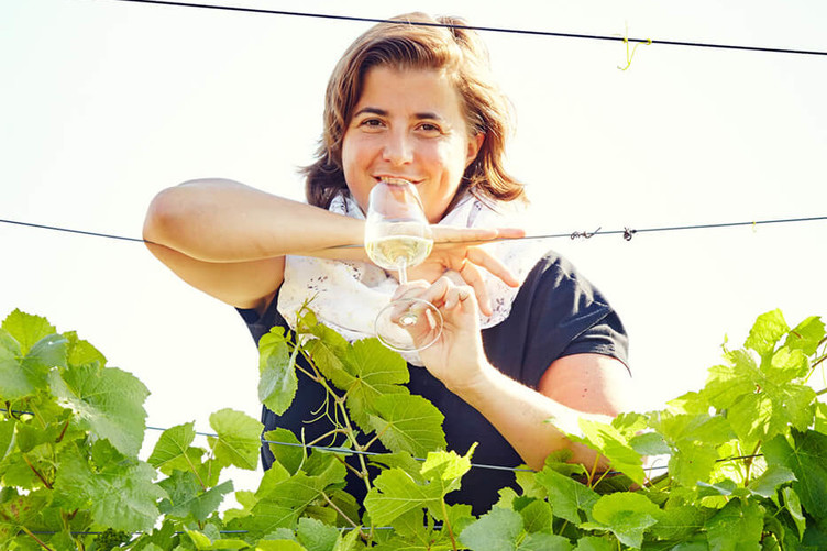 Porträt der Winzerin Eva-Maria Köpfer in den Reben