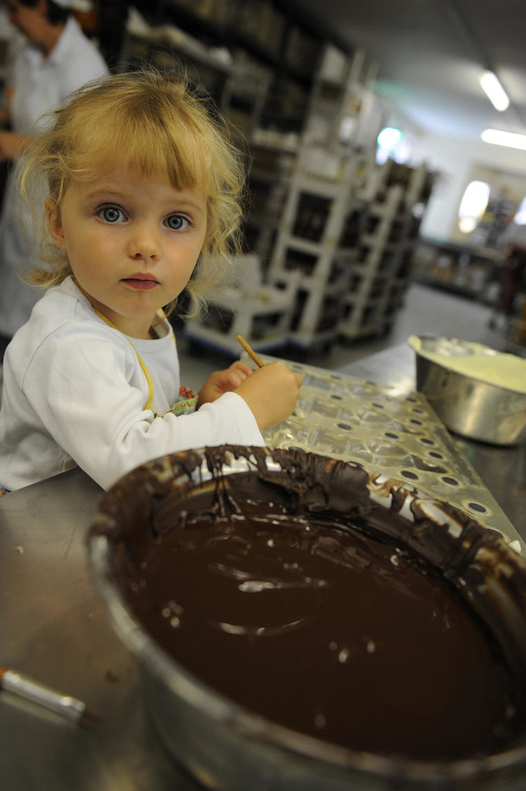 Ob Praline oder Torte, ob Klein oder Groß: Den Profis in die (Schoko)-Töpfe zu gucken und nach Kräften mitzuhelfen macht Spaß, ist informativ - und vor allem eins: richtig lecker.
